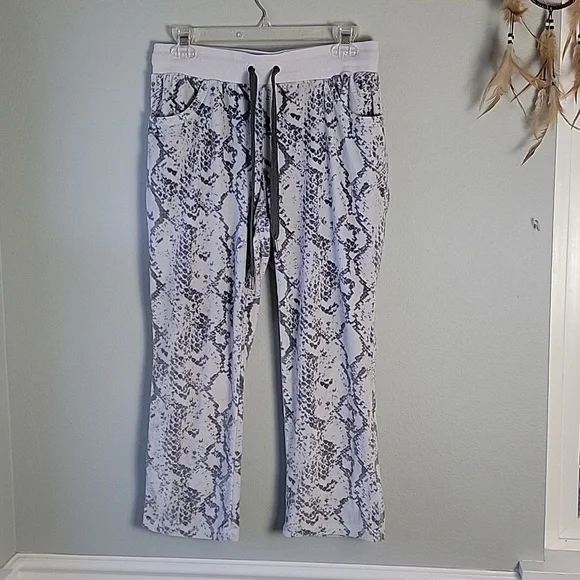 Cozy soft snakeskin lounge set - Picture 7 of 13